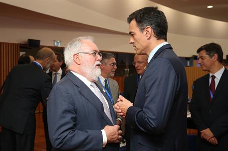 27/07/2018. II Cumbre para las Interconexiones Energéticas. El presidente del Gobierno, Pedro Sánchez, saluda al comisario europeo de Acción...